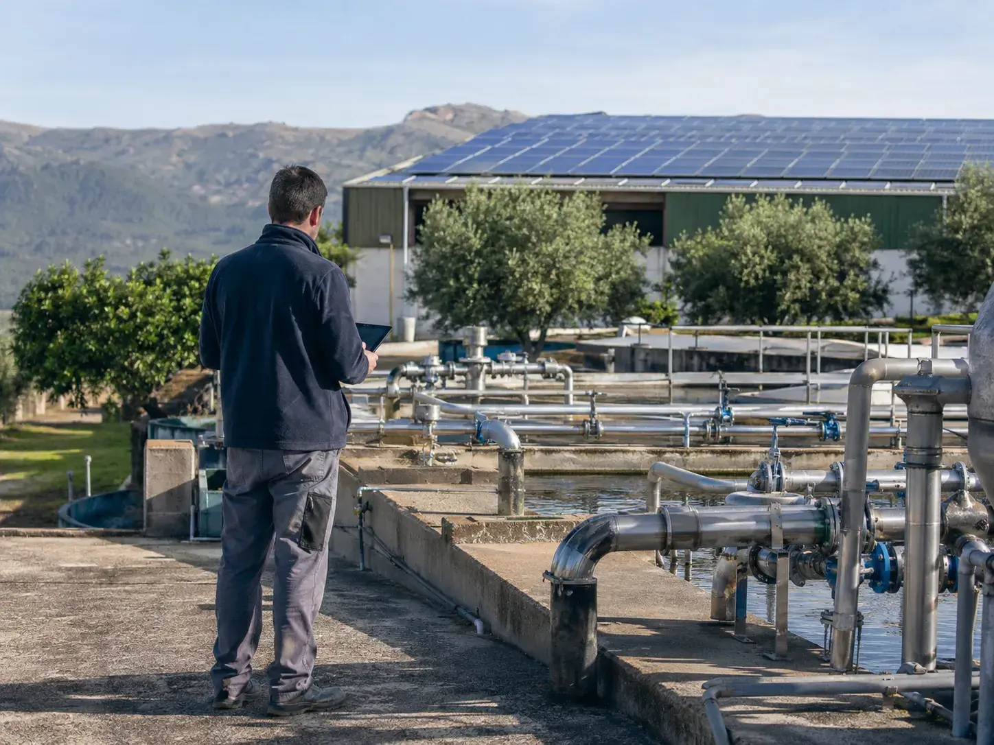 Equipo de EcoHub analizando un proyecto de gestión del agua y la energía